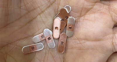 Siuntinys antspaudams, pagamintiems iš sidabro inkrustacijos juostelės